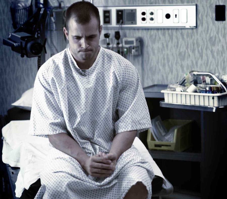 Video médico que visita al hombre del hospital con problemas de erección