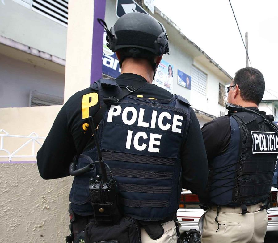 Imagen de agentes del Servicio de Inmigración y Control de Aduanas. (GFR Media) (semisquare-x3)
