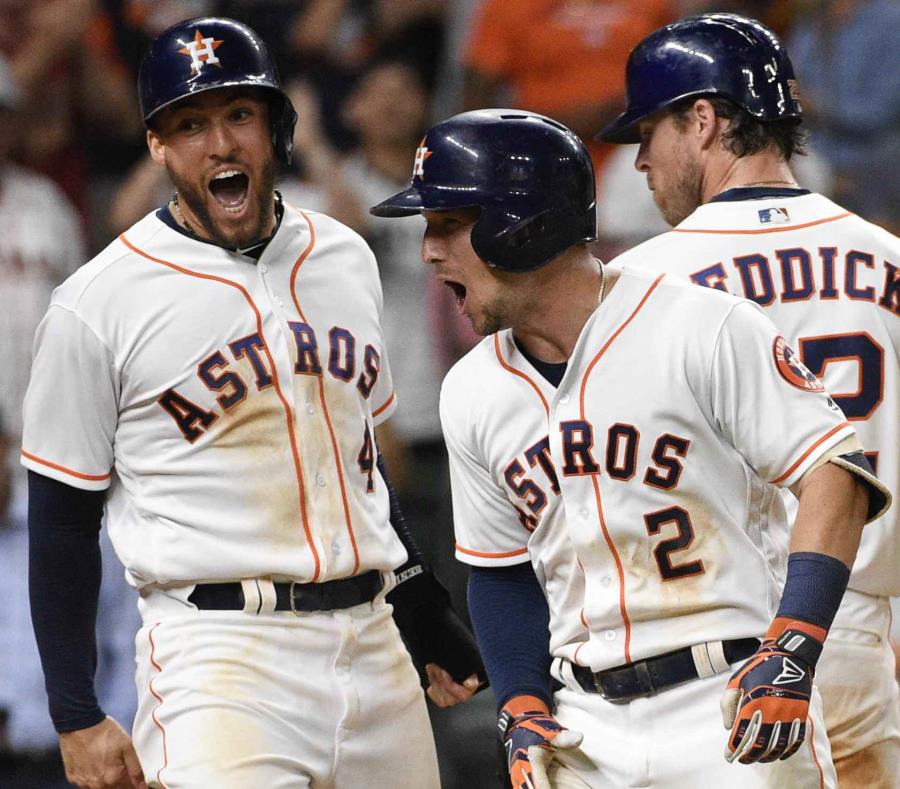 George Springer y Alex Bregman celebran después de anotar. (AP) (semisquare-x3)
