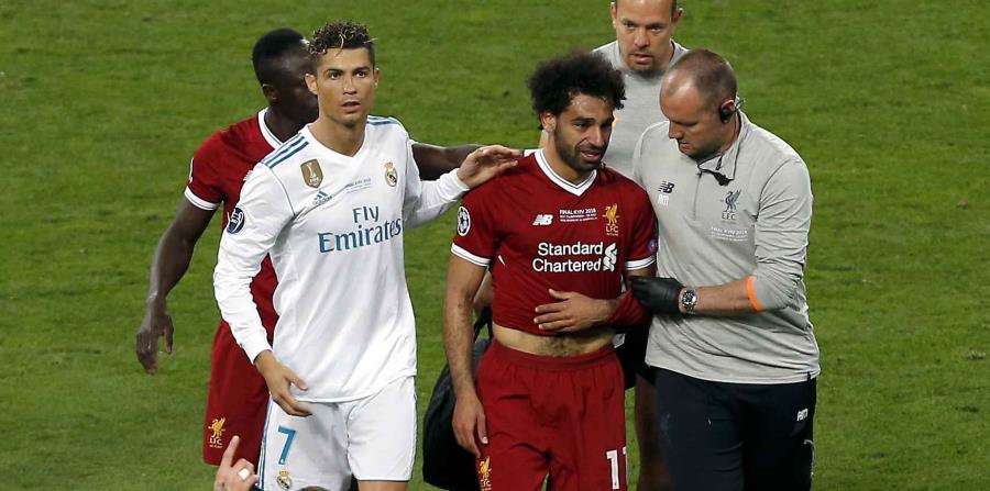 Cristiano Ronaldo (izquierda) del Real Madrid camina junto a Mohamed Salah (segundo a la derecha) del Liverpool durante la final de la Liga de Campeones en Kiev, Ucrania, el sábado 26 de mayo de 2018. (horizontal-x3)