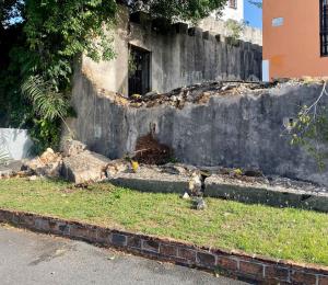 Un conductor derriba una muralla histórica en el Viejo San Juan