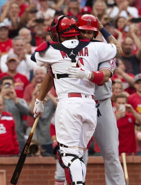 El boricua Yadier Molina abrazó a su excompañero de equipo, Albert Pujols, en su primer turno en uniforme de los Angels en San Luis. (AP) (vertical-x1)