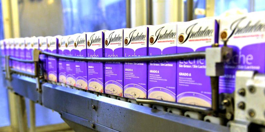 Hay muchos consumidores temerosos de que se agote el inventario de leche UHT y están comprando para guardarla y tenerla disponible para el futuro. (horizontal-x3)