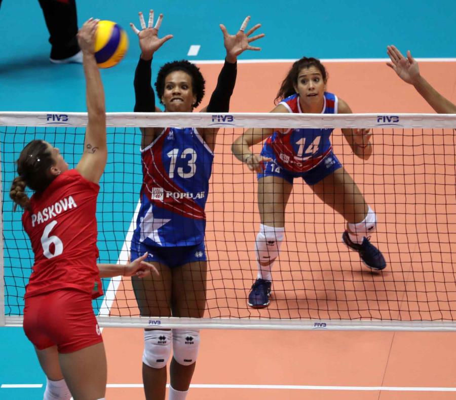Shirley Ferrer (13) lideró la ofensiva de la Selección ante Perú al totalizar 26 puntos. (semisquare-x3)