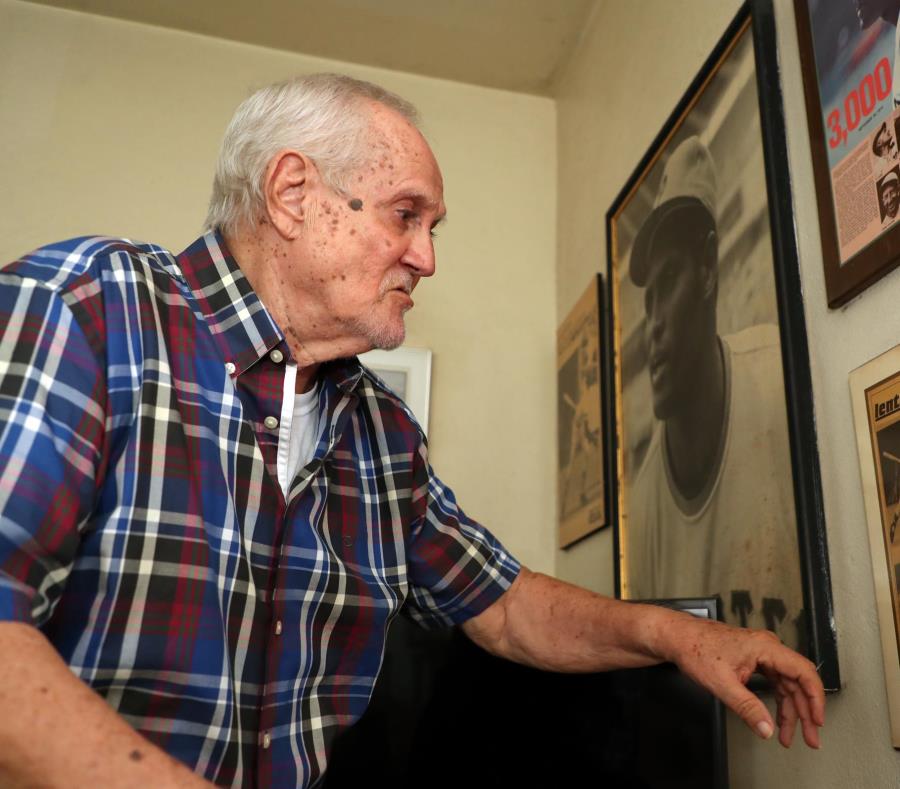 En su residencia, las fotos, como las que por años tomó a Roberto Clemente, son dueñas de las paredes (semisquare-x3)