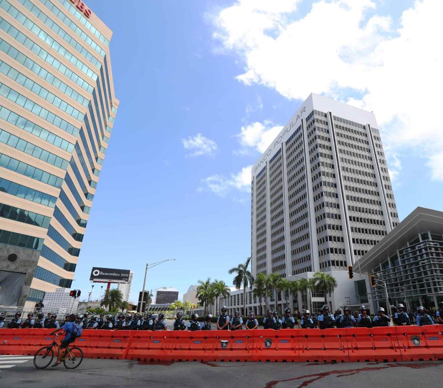 Las vallas establecían el perímetro entre la Policía y los manifestantes (semisquare-x3)