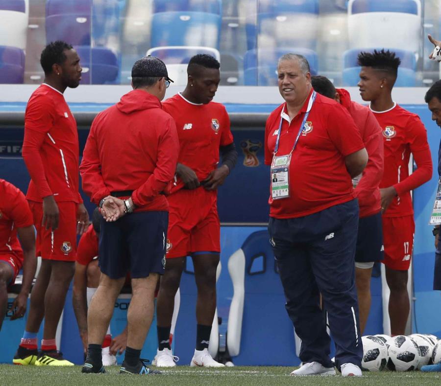 El entrenador en jefe de Panamá, Hernán Darío Gómez, al centro, habla con su equipo durante una sesión de entrenamiento en Rusia. (AP) (semisquare-x3)