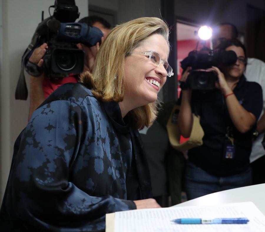 La alcaldesa de San Juan, Carmen Yulín Cruz Soto, a su llegada ayer a la sede del partido en Puerta de Tierra. (semisquare-x3)