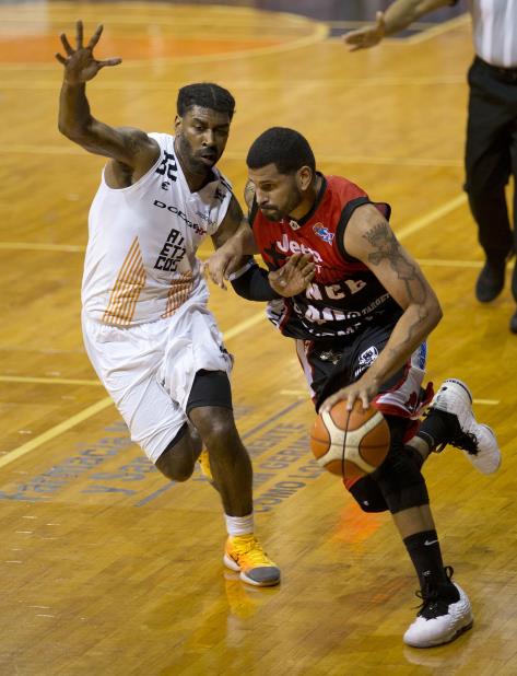 O.J. Mayo (izq.) ostenta promedio ofensivo de 13.8 puntos como uno de los importados de los Atléticos de San Germán. (vertical-x1)