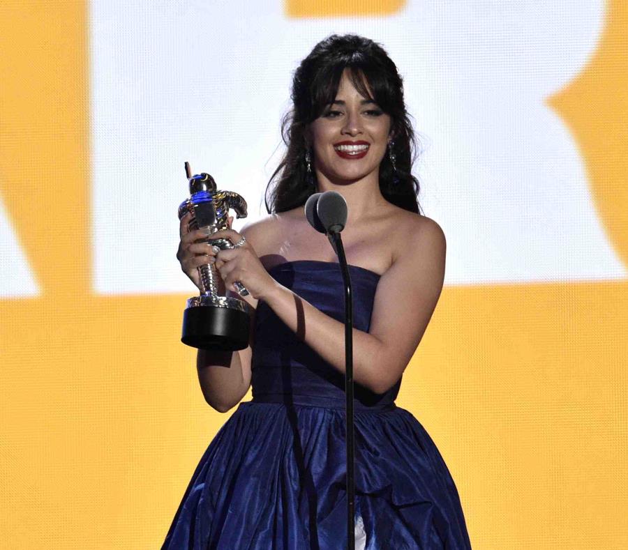 Camila Cabello acepta el premio de Artista del Año. (AP) (semisquare-x3)
