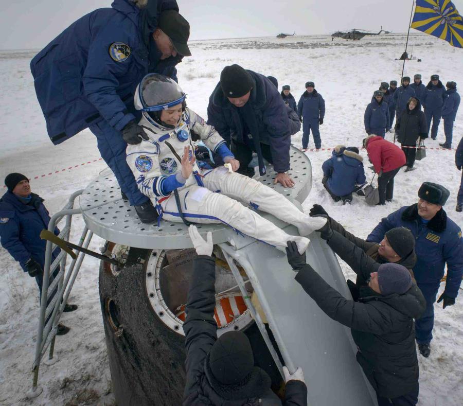 Serena Aunon-Chancellor de la NASA es ayudada a salir de la cápsula Soyuz MS-09 poco después de que ésta aterrizara en un área remota de Kazajistán, el jueves 20 de diciembre de 2018. (Bill Ingalls/NASA vía AP) (semisquare-x3)