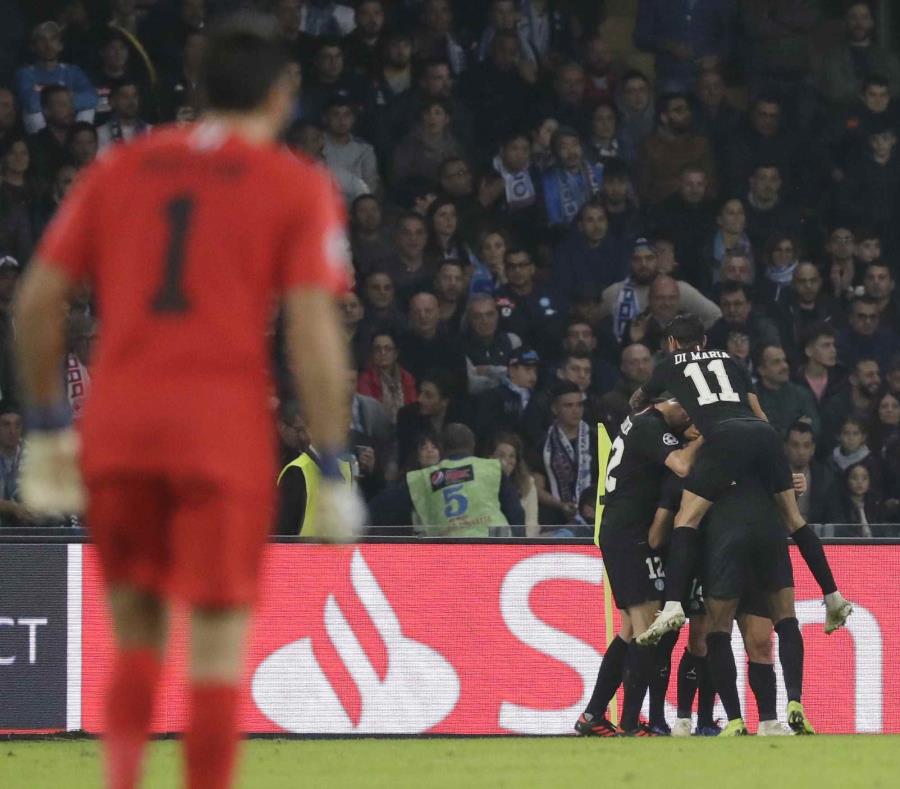Los jugadores del PSG festejan su primer gol en un partido de la Liga de Campeones ante Napoli. (semisquare-x3)