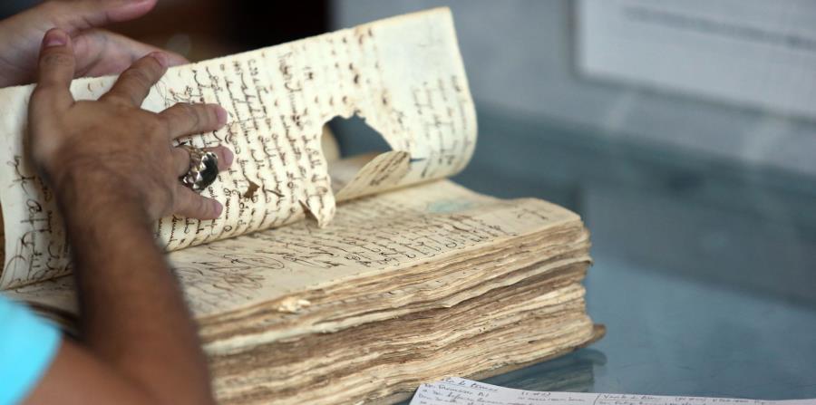 Documentos, películas, fotografías, discos, mapas, videos y hasta grabaciones modernas son custodiadas en sus pasillos (horizontal-x3)