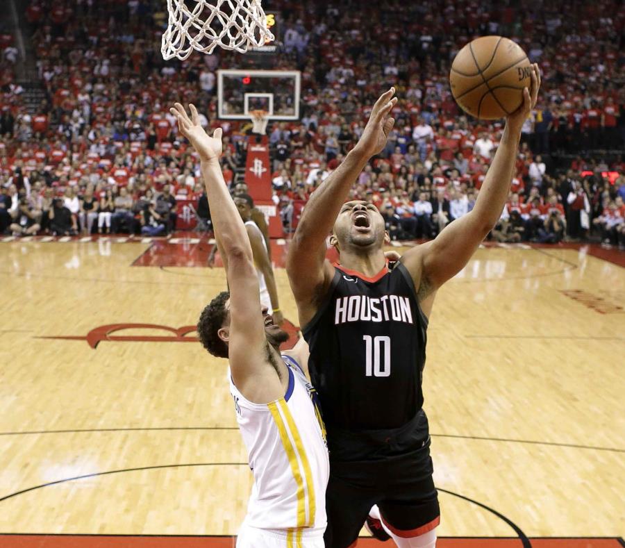 Eric Gordon, con el balón, anotó 24 puntos saliendo del banco de los Rockets de Houston. (AP / David J. Phillip) (semisquare-x3)
