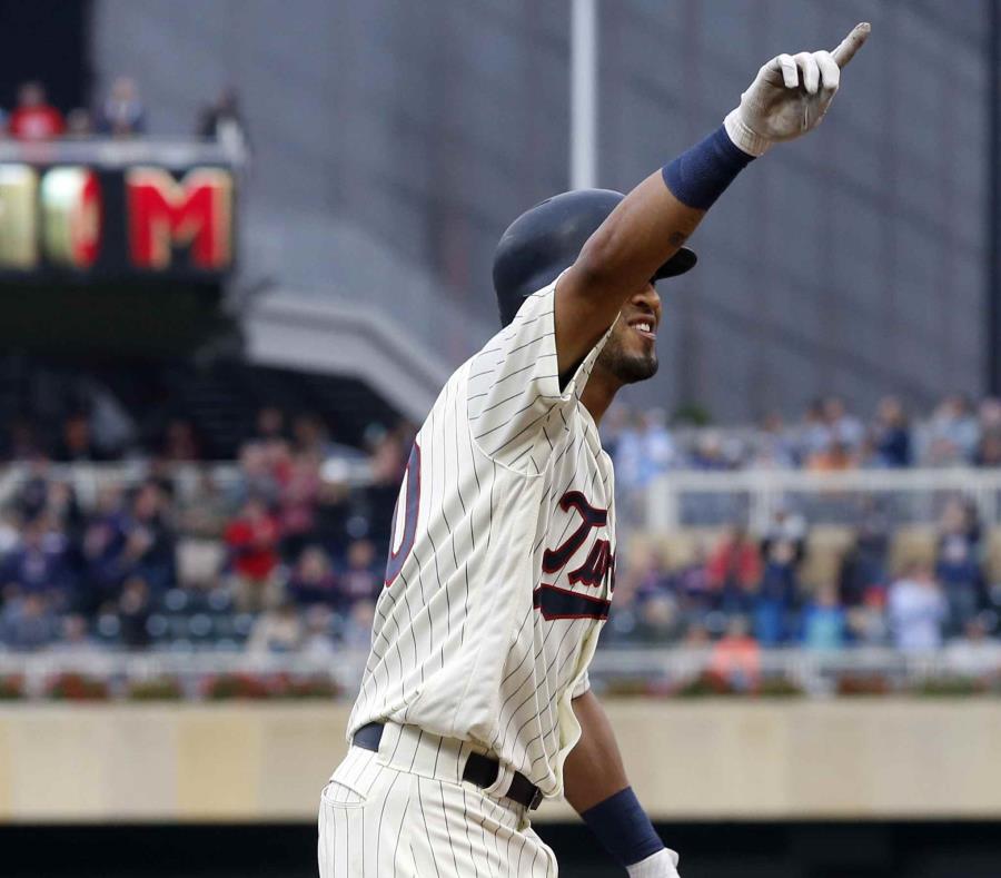 Eddie Rosario celebra mientras corre la bases tras su cuadrangular. (AP) (semisquare-x3)