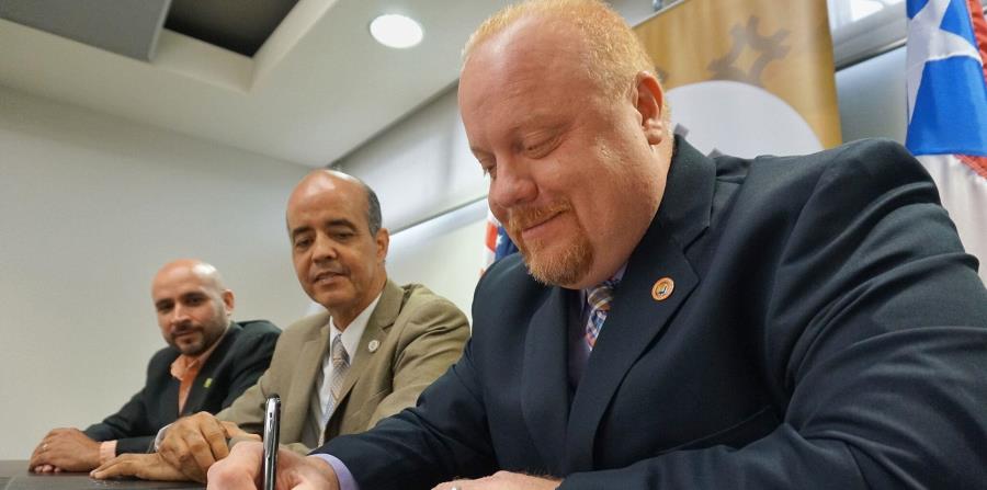 Ramón Torres, de Yaucoop, Pedro Roldán, VP de Cossec; y Erwin Morales de Cabo Rojo Coop durante el traspaso de bienes como parte de la venta de la Cooperativa Sabaneña. (Suministrada) (horizontal-x3)