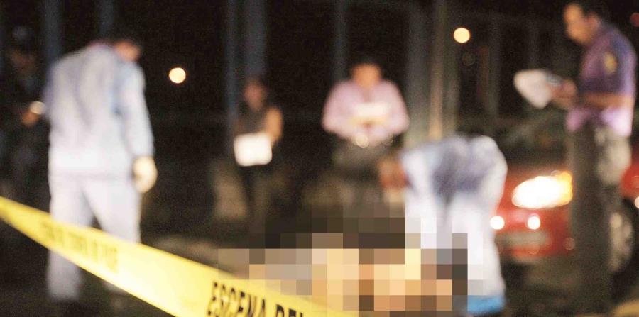 El agente Efraín Casiano, adscrito a la División de Patrullas de Carreteras de Ponce, y el fiscal Ernesto Quesada se hicieron cargo de la investigación. (horizontal-x3)