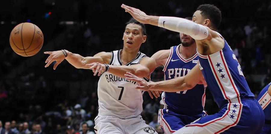 Jeremy Lin (7), de los Nets de Brooklyn, pasa el balón ante la marca de Ben Simmons, derecha, y JJ Redick (17), de los 76ers de Filadelfia, en un juego de pretemporada en Uniondale, Nueva York. (AP (horizontal-x3)