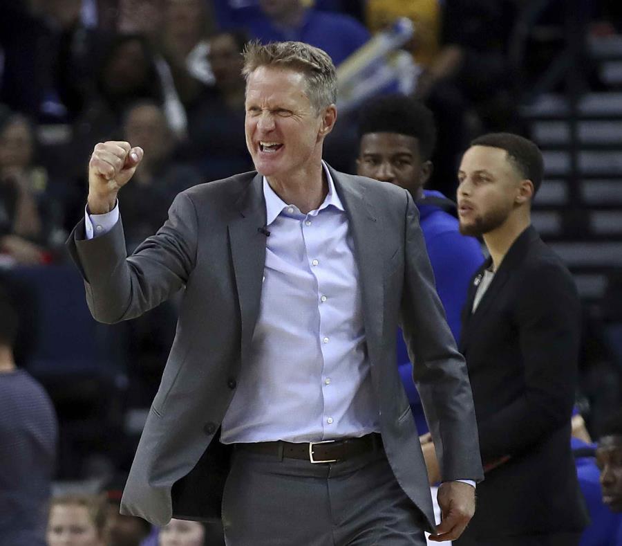 Steve Kerr celebra una canasta durante un partido de los Warriors de Golden State de la NBA. (AP) (semisquare-x3)
