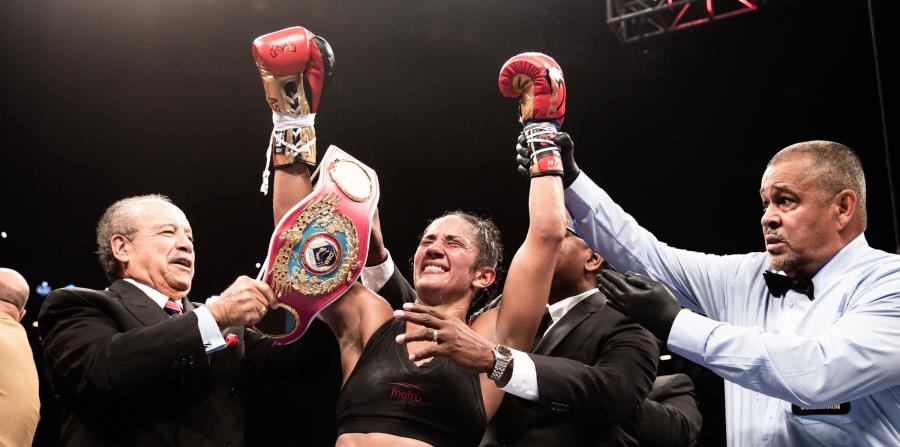 Momento en que Amanda Serrano se corona campeona por sexta ocasión. (Archivo / GFR Media) (horizontal-x3)