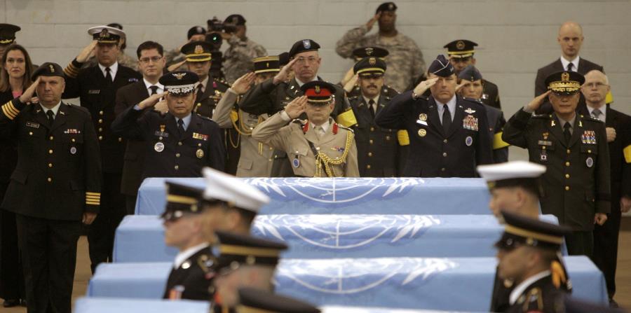 En esta fotografía de archivo del 12 de abril de 2007, delegados de países que participaron en la Guerra de Corea hacen un saludo militar ante ataúdes cubiertos con la bandera de las Naciones Unidas (horizontal-x3)