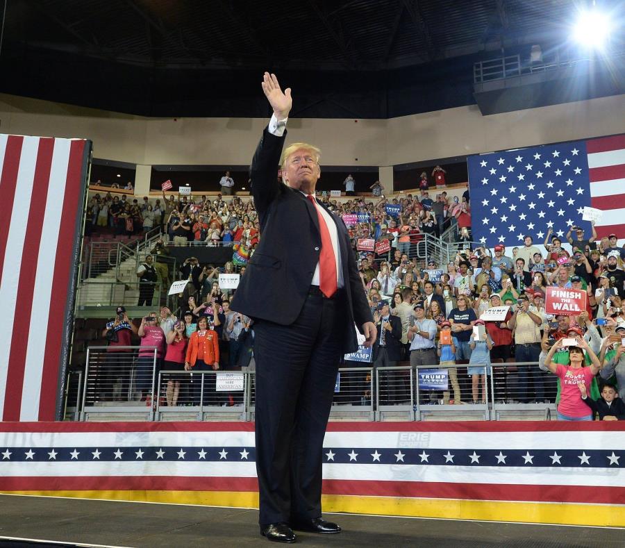 El presidente Donald Trump ingresa a la Arena Erie Insurance para un evento de campaña en Erie, Pensilvania, el miércoles 10 de octubre de 2018 (semisquare-x3)