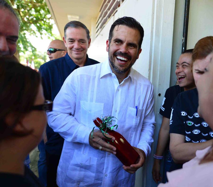 El gobernador Ricardo Rosselló visitó la escuela Emilio Huike y habló sobre proyectos de desarrollo social y comunitario en escuelas en desuso. (semisquare-x3)