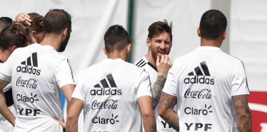 Lionel Messi y sus compañeros durante una práctica de Argentina. (AP) (horizontal-x3)