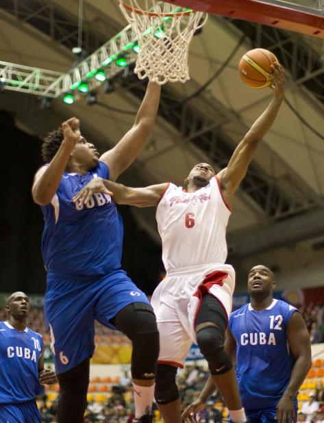 Javier Justiz (izq.) es uno de los jugadores de futuro de la selección cubana de baloncesto. (vertical-x1)