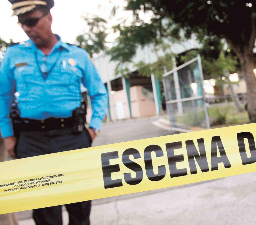 Un agente de la Policía custodia la escena de un crimen. (GFR Media) (semisquare-x3)