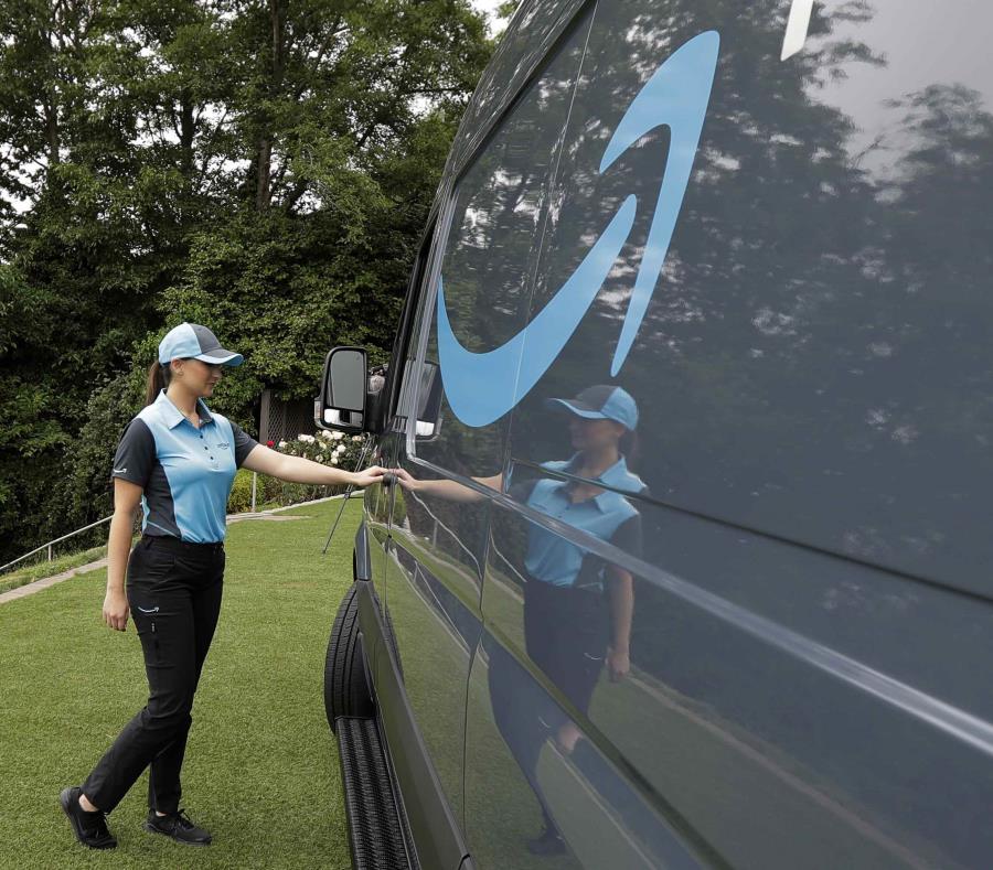 Parisa Sadrzadeh, gerente de logística de Amazon.com, abre una guagua de la tienda en Internet. (AP) (semisquare-x3)