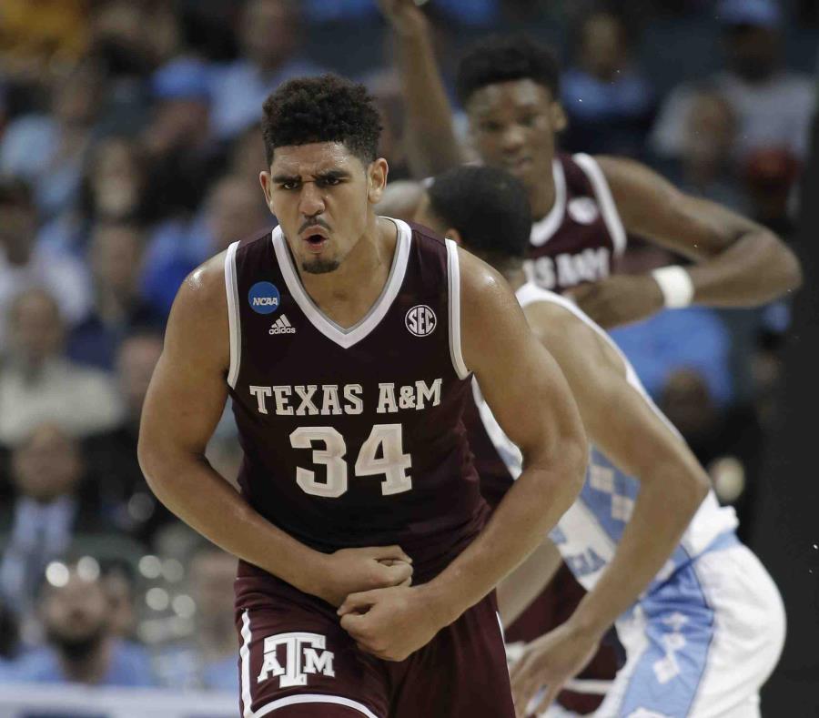 Tyler Davis reacciona tras lograr un donqueo. (AP) (semisquare-x3)