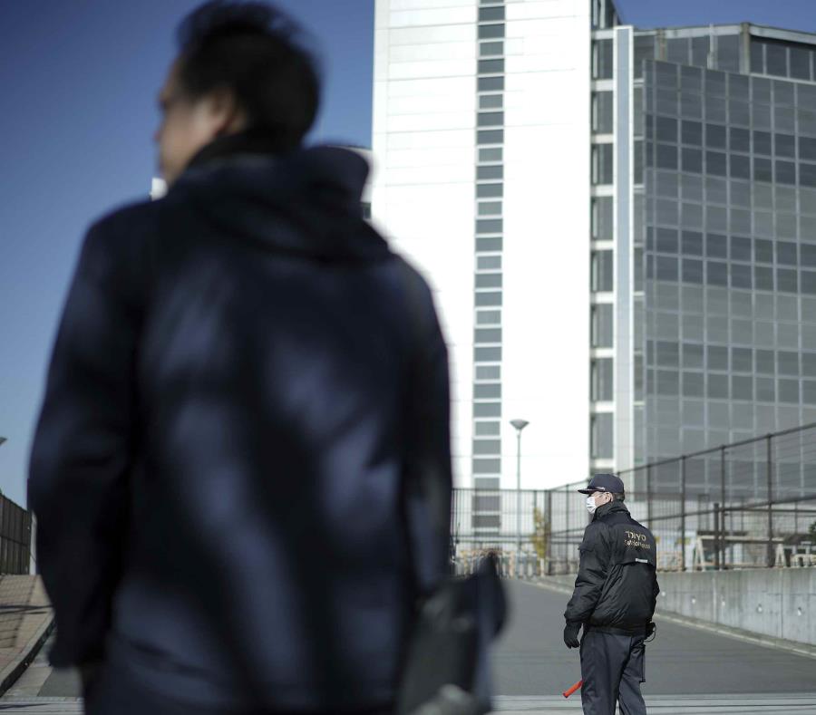 Un guardia se seguridad realiza labores de vigilancia frente al Centro de Detención de Tokio, donde el expresidente de Nissan Carlos Ghosn se encuentra detenido, en Tokio, el viernes 11 de enero de 2019 (semisquare-x3)