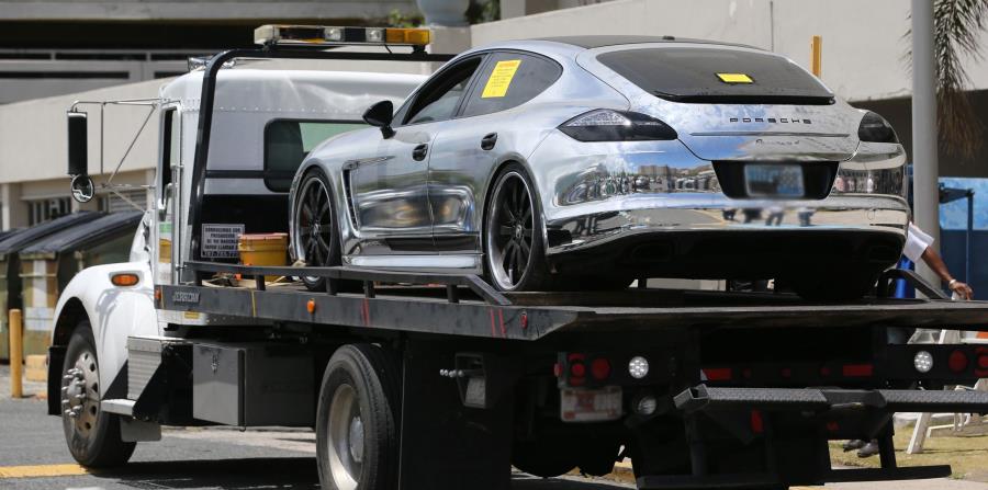 Momento en que una grúa llega al Departamento de Hacienda con el Porsche Panamera, del año 2011, embargado. (horizontal-x3)