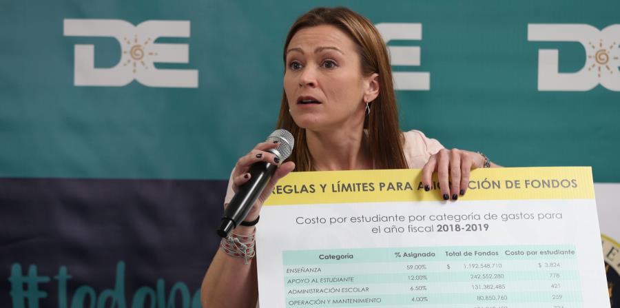 Julia Keleher durante un conversatorio con la comunidad del residencial Jardines de Country Club para hablar sobre las prioridades de la reforma educativa (horizontal-x3)