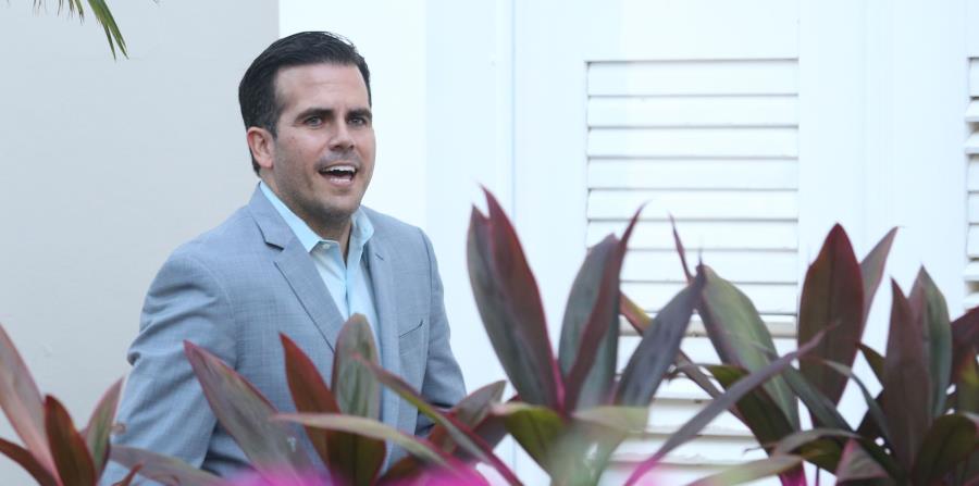 El gobernador Ricardo Rosselló camina por el patio de La Fortaleza. (horizontal-x3)