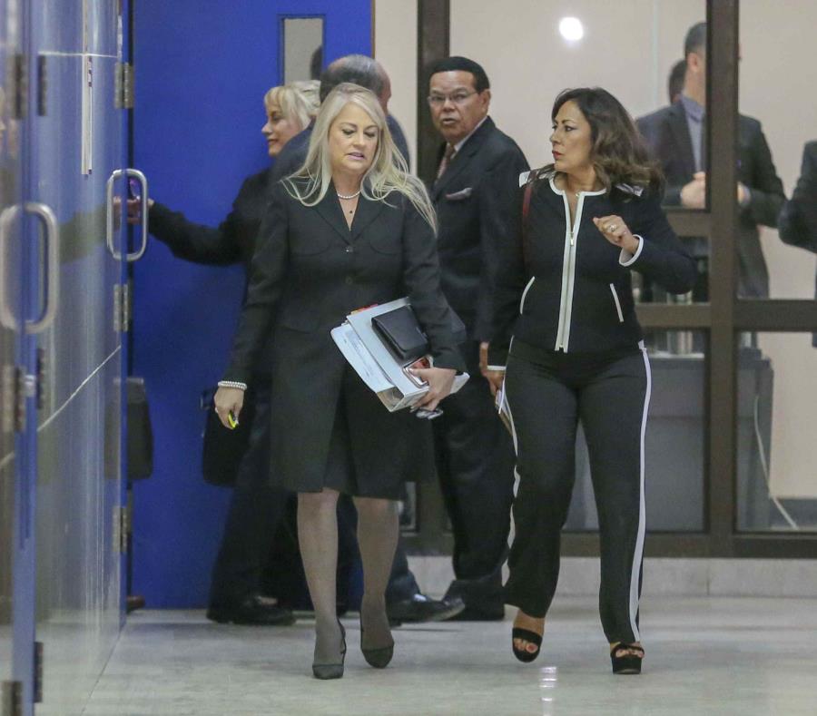 Wanda Vázquez Garced (izq.) sale de la sala de la jueza Yazdel Ramos Colón en la vista celebrada el viernes. (semisquare-x3)