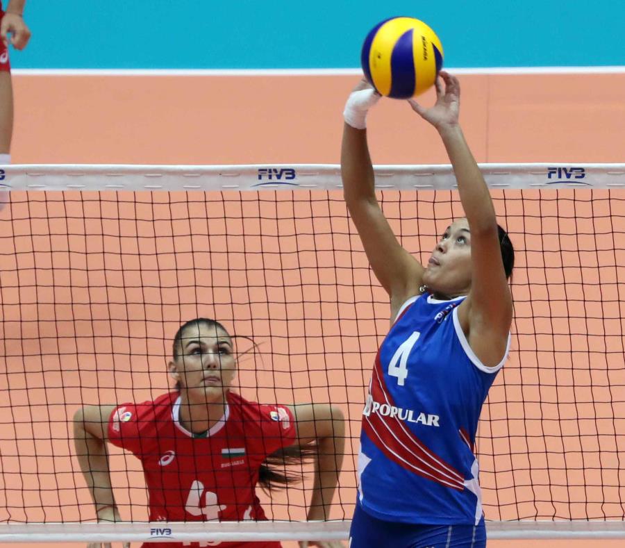 Raymariely Santos (derecha) con el equipo de Puerto Rico. (GFR Media) (semisquare-x3)