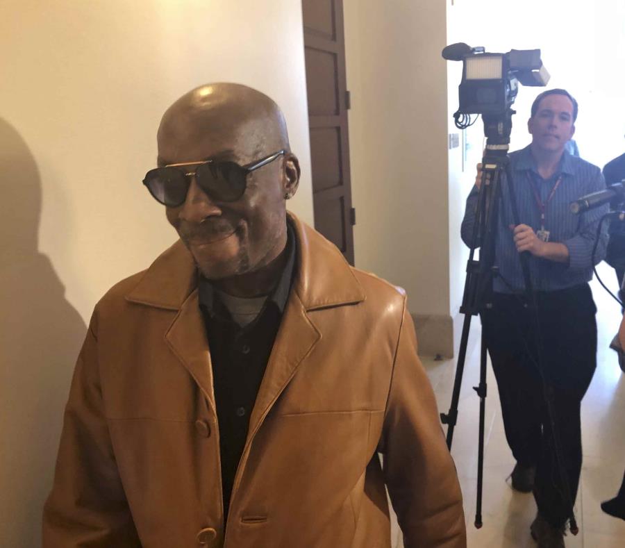 Dewayne Johnson, sostiene que utilizó el herbicida Roundup de Monsanto de manera frecuente mientras trabajó como jardinero (semisquare-x3)