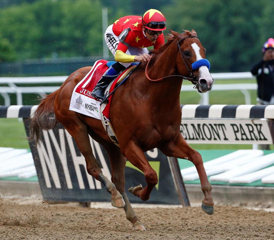 Justify, con Mike Smith en la silla, registró ayer 2:28.18 al ganar el Belmont Stakes y se convirtió en el decimotercer triple coronado en Estados Unidos. (AP / Peter Morgan) (semisquare-x3)
