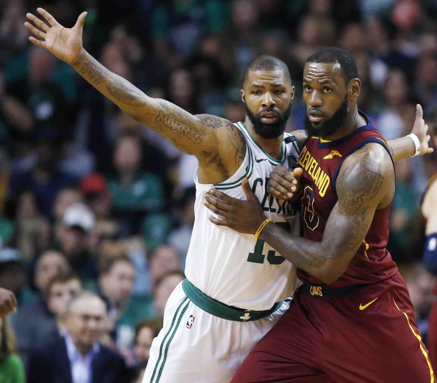 Marcus Morris, de Boston, le ha hecho la vida imposible a LeBron James en los minutos que lo ha gardeado durante los primeros dos partidos de la final del Este. (semisquare-x3)