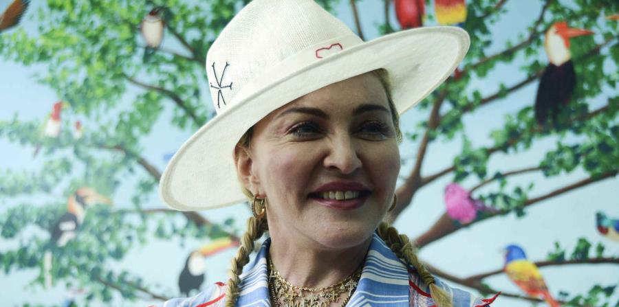 Madonna conversa con periodistas durante una conferencia de prensa en Blantyre, Malaui. (AP) (horizontal-x3)