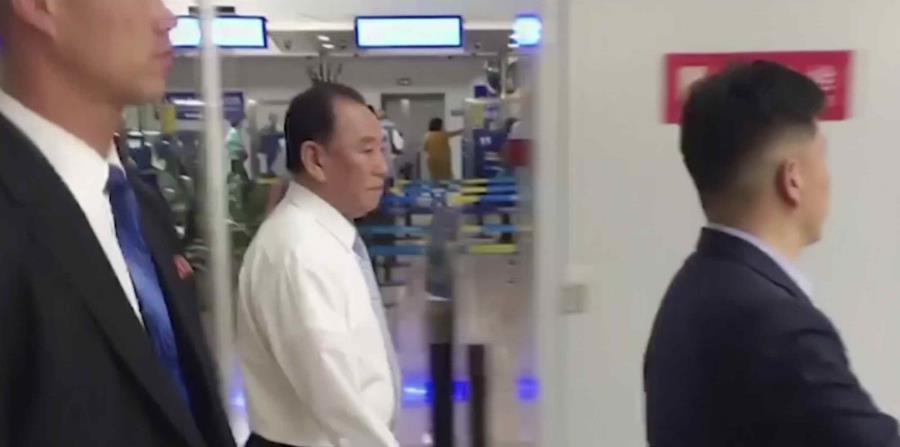 Kim Yong Chol (con camisa), exjefe de inteligencia militar que ahora es el máximo responsable de relaciones intercoreanas para Kim Jong Un, camina por el aeropuerto de Beijing, China (horizontal-x3)