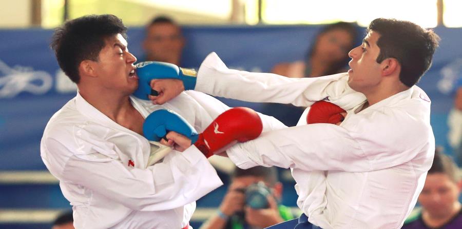 Brandon Ramírez, a la izquierda, le dio una medalla de bronce a Guatemala en el karate. (horizontal-x3)