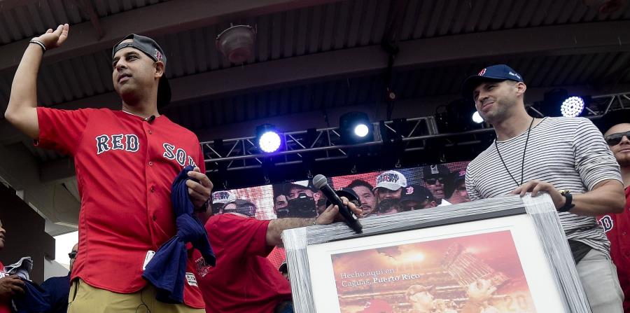 Alex Cora (izq.) indicó que estará presente durante la visita de los Medias Rojas a la Casa Blanca. (horizontal-x3)