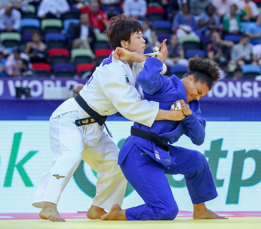 María Pérez (azul) en su combate ante la japonesa Yoko Ono por la medalla de bronce (Suministrada / Federación Internacional de Lucha / Mayorova Marina) (semisquare-x3)