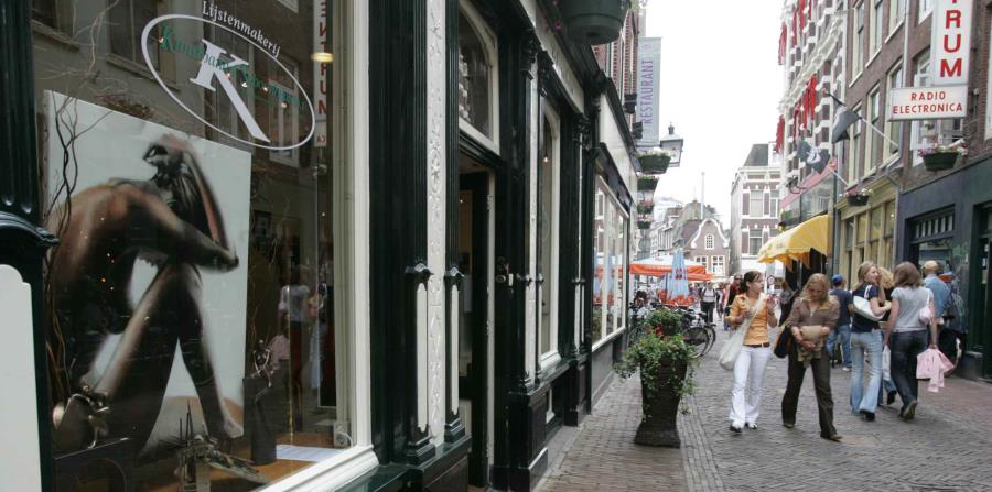 En Holanda la prostitución es legal desde el 2002, pero queda en manos de los ayuntamientos solicitar o no un permiso para ejercer el trabajo (horizontal-x3)