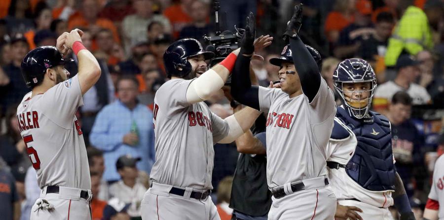 Rafael Devers es felicitado por sus compañeros de equipo luego de sacudir un jonrón de tres carreras ante los Astros de Houston. (AP / David J. Phillip) (horizontal-x3)