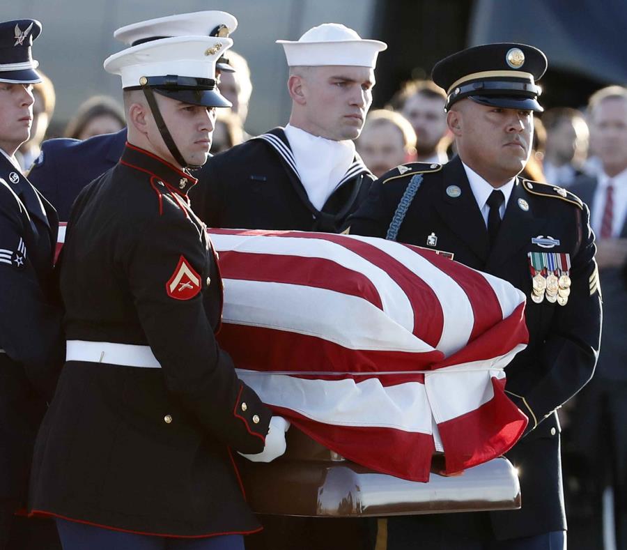 El féretro del expresidente George H.W. Bush es transportado por efectivos de las distintas ramas militares de los Estados Unidos. (AP / Alex Brandon) (semisquare-x3)