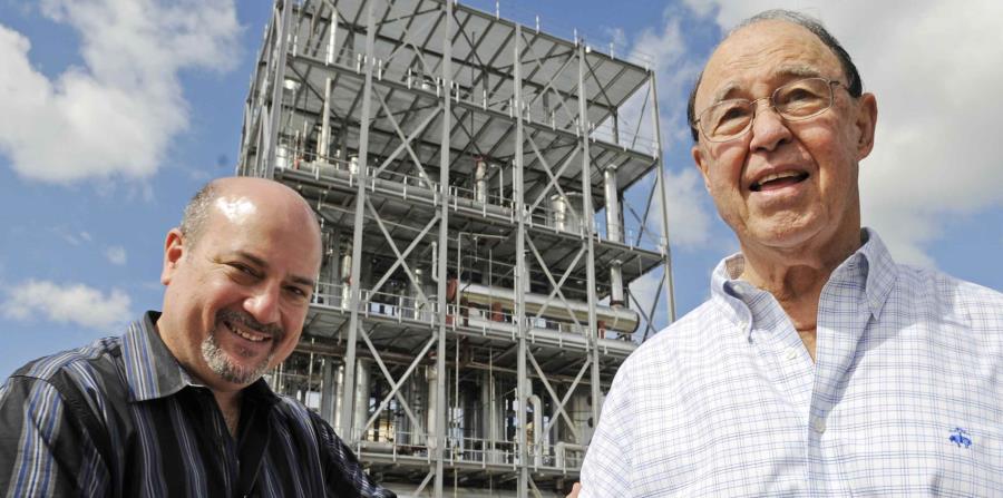 Bajo el liderado de Félix Juan Serrallés Nevares (der.), la Destilería Serrallés alcanzó hitos en innovación y un sitial de liderato en el mercado de Puerto Rico, al igual que una expansión hacia otros mercados internacionales. (GFR Media) (horizontal-x3)